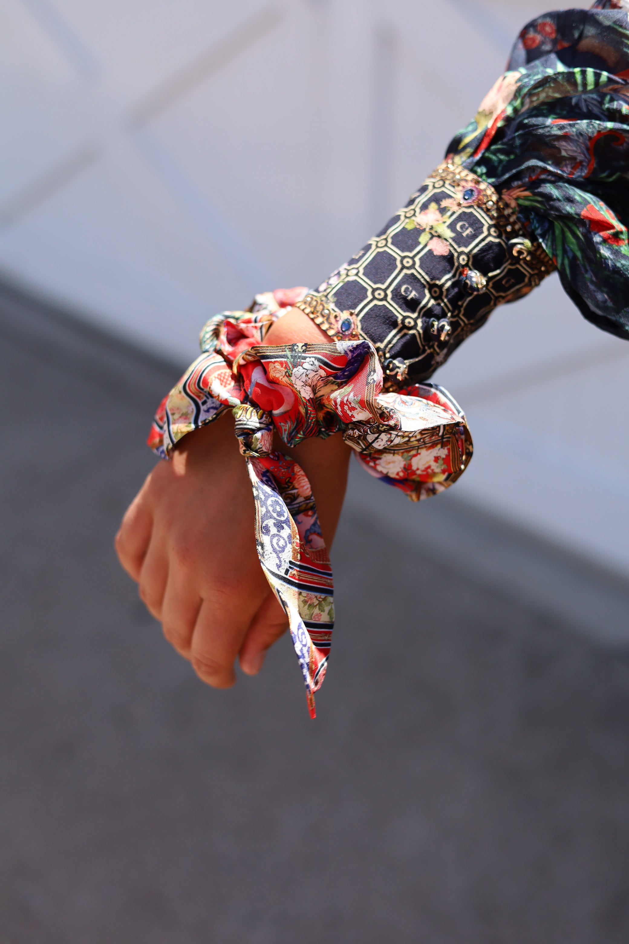 Camilla scrunchie with trinket