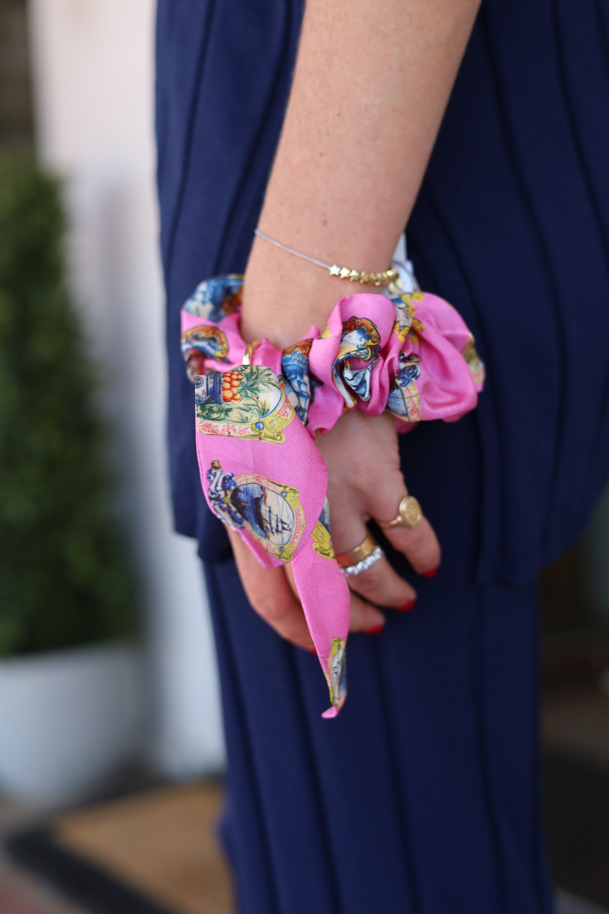 Camilla scrunchie with trinket