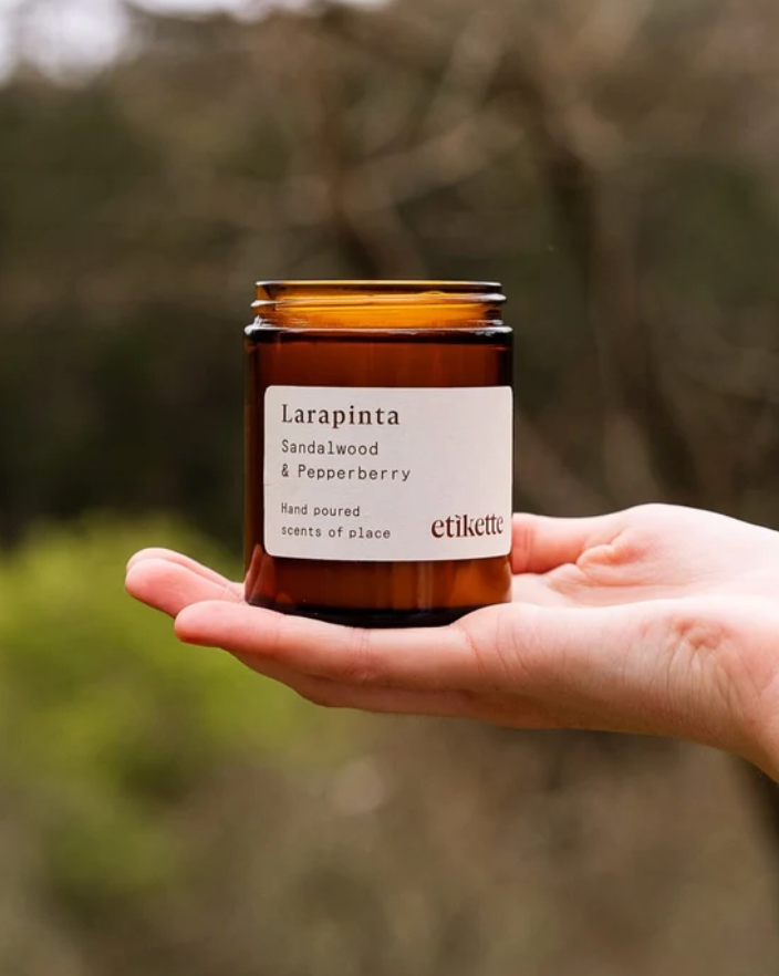 Etikette Larapinta Small Candle