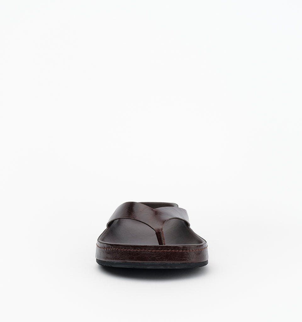 Alias Mae Akiko – Choc Oily Crinkle Leather – toe view